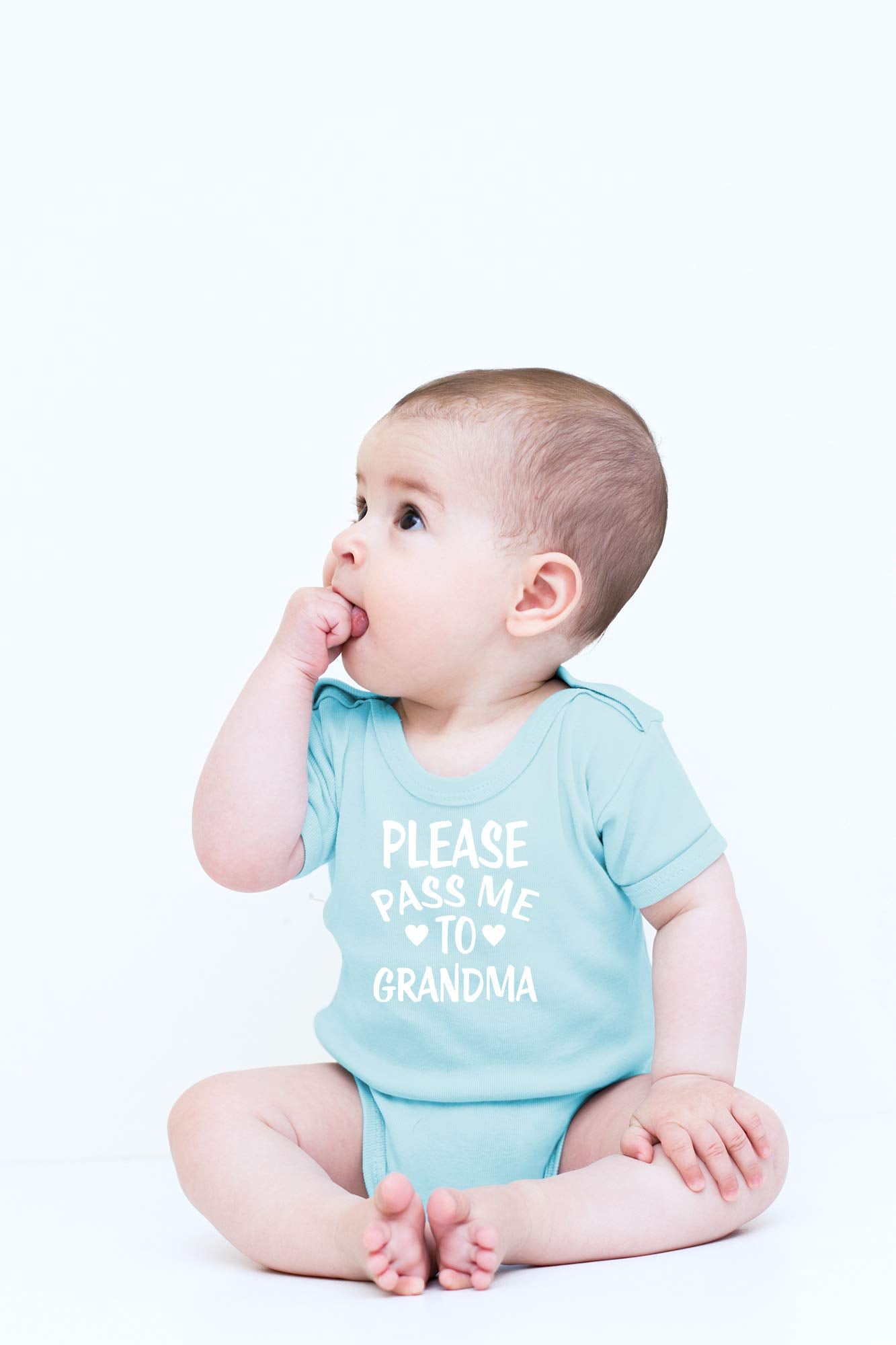 CBTwear Please Pass Me To Grandma - Soon to Be Grandparents - Body divertido de una sola pieza para bebé (6 meses, azul claro)