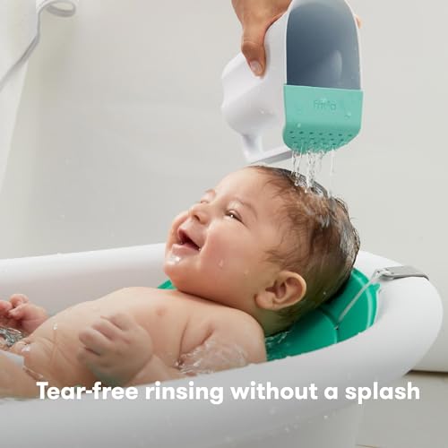 Taza de enjuague para baño Frida Baby Control The Flow | Vaso Enjuagador para Lavar Cabello + Cuerpo | Taza enjuagadora para la hora del baño con mango de fácil agarre + ducha de lluvia extraíble