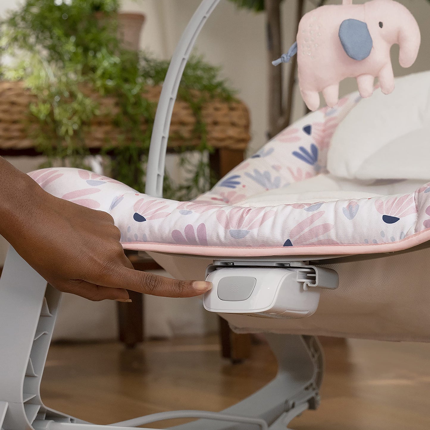 Ingenuity Keep Cozy 3 en 1 Grow with Me Asiento vibratorio para bebé y balancín para bebés a niños pequeños, vibraciones y barra de juguetes, 0-30 meses hasta 40 lbs (Ráfaga rosa)