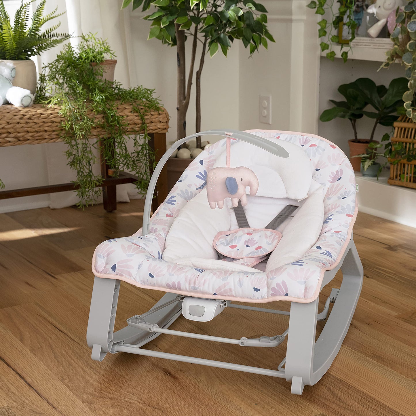 Ingenuity Keep Cozy 3 en 1 Grow with Me Asiento vibratorio para bebé y balancín para bebés a niños pequeños, vibraciones y barra de juguetes, 0-30 meses hasta 40 lbs (Ráfaga rosa)