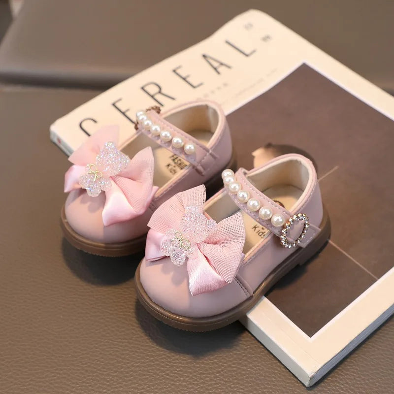 Zapatos de cuero para niña, zapatos de princesa con lazo y perlas, suela blanda poco profunda, bonitos primeros caminantes, zapatos individuales de dibujos animados para niños pequeños