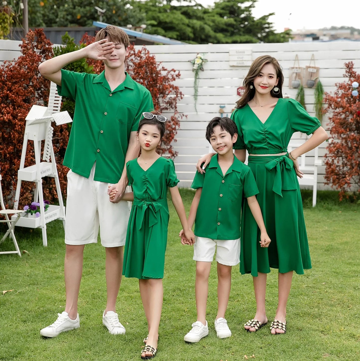 Look de vacaciones, ropa a juego para la familia, moda de verano, vestidos verdes a juego para mamá e hija, conjuntos de camisas de playa para papá e hijo
