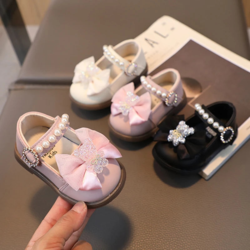 Zapatos de cuero para niña, zapatos de princesa con lazo y perlas, suela blanda poco profunda, bonitos primeros caminantes, zapatos individuales de dibujos animados para niños pequeños