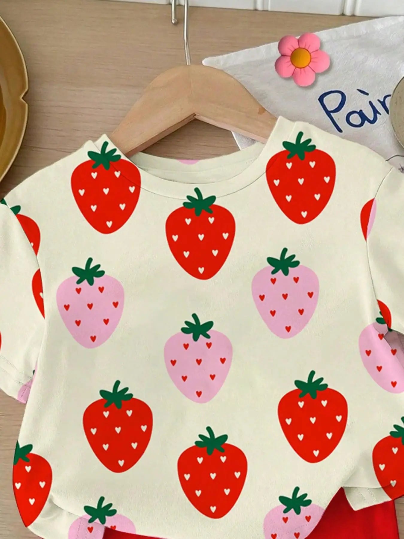 Girls' Summer Casual Outfit: Strawberry Print Short-Sleeve Top + Red Tight Leggings Two-Piece Set Suitable for Girls Aged 4-12, Versatile for Home and Outdoor Wear