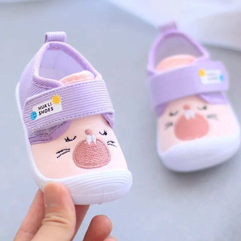Zapatos funcionales antipatadas de dibujos animados para niños y bebés, zapatillas de deporte de suela blanda chirriantes, mocasines informales para niño niña, zapatos antideslizantes