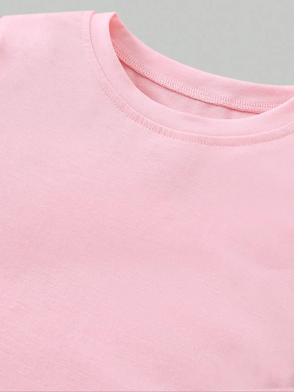 Girls' Summer Casual Outfit: Short-Sleeve T-Shirt + Flared Pants Two-Piece Set with Fun Capybara Print, Available in Green and Pink, Suitable for Girls Aged 4-12, Versatile Clothing for Home and Outings