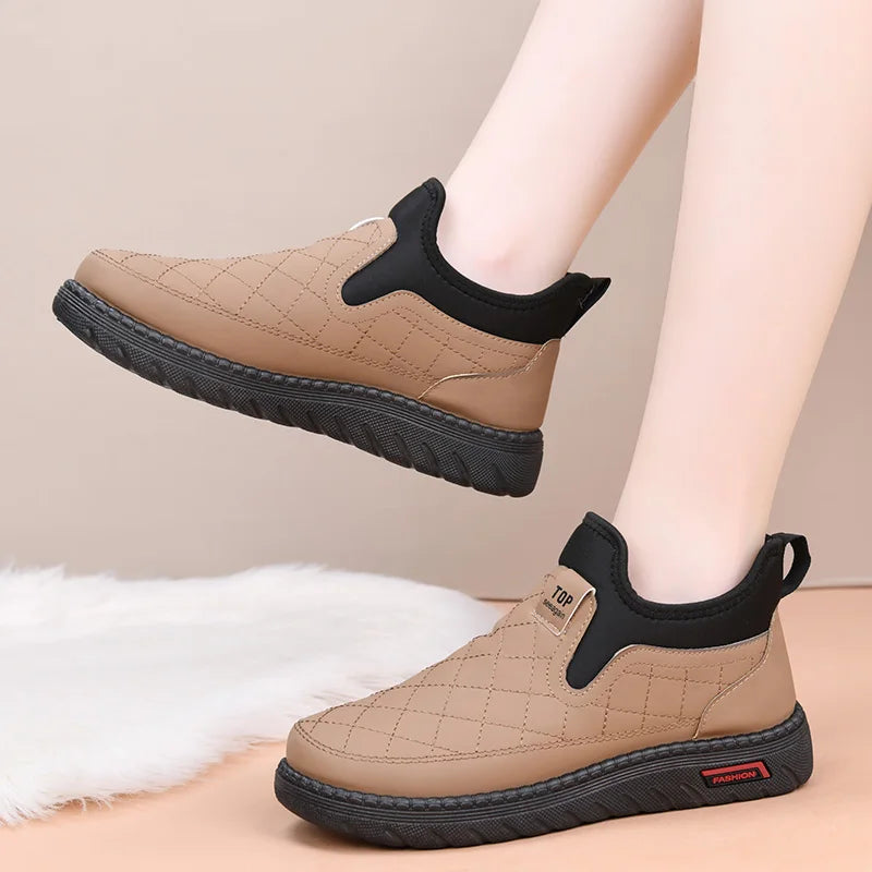 New Winter Women's Shoes, Fleece-Lined, Warm and Comfortable Short Boots, Fashionable Casual Mom Shoes, Soft Surface, Soft Sole, Flat Snow Boots