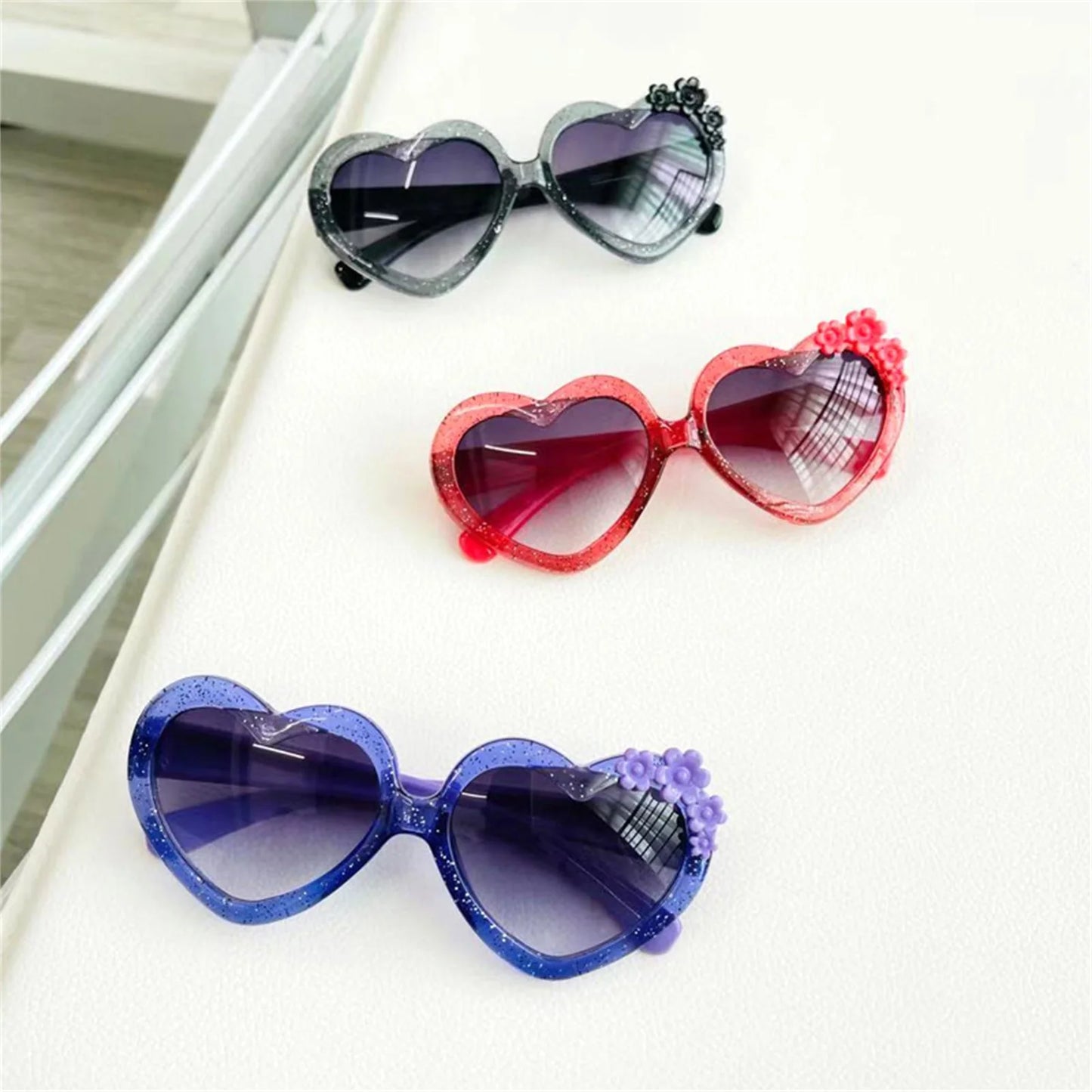 VISgogo Kids Girl Lightweight Sunglasses Sequin Heart Frame Sun Protection Glasses for Toddler Outdoor Beach Holiday