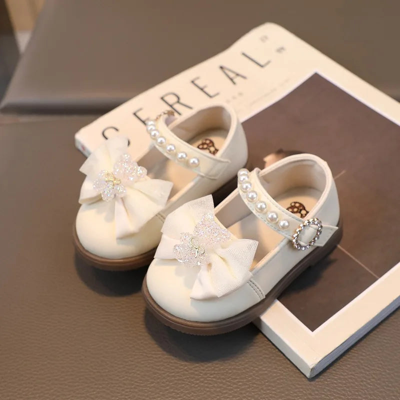 Zapatos de cuero para niña, zapatos de princesa con lazo y perlas, suela blanda poco profunda, bonitos primeros caminantes, zapatos individuales de dibujos animados para niños pequeños