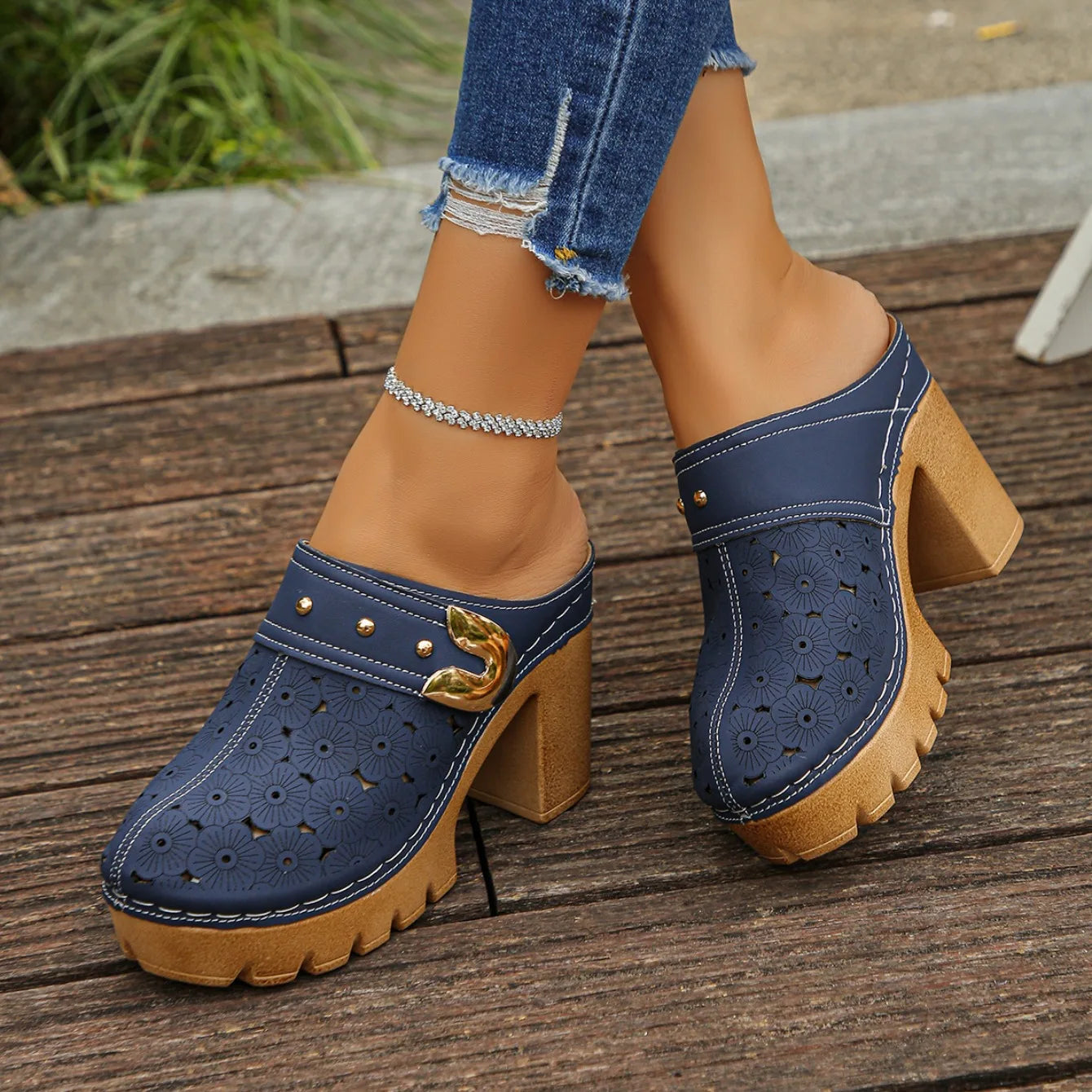 Women Slip-On Sandals 2025 Lightweight Closed Toe Shoes Women Summer Street Shoes Chunky Heel Mules with Flower Pattern Sandals