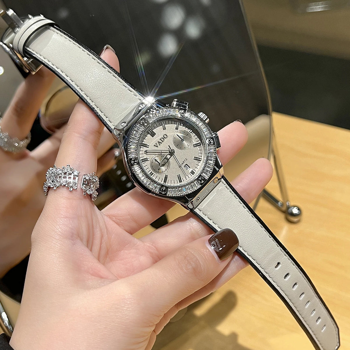 New Model of Ladies' Watch - Luxurious and Exclusive, Featuring Minimalist Style and Simple Elegance. This Trendy and Versatile