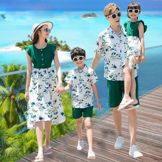 Trajes a juego para la familia, vacaciones en la playa, vestidos para mamá e hija, camiseta para papá e hijo, pantalones cortos, apariencia familiar, trajes de pareja junto al mar