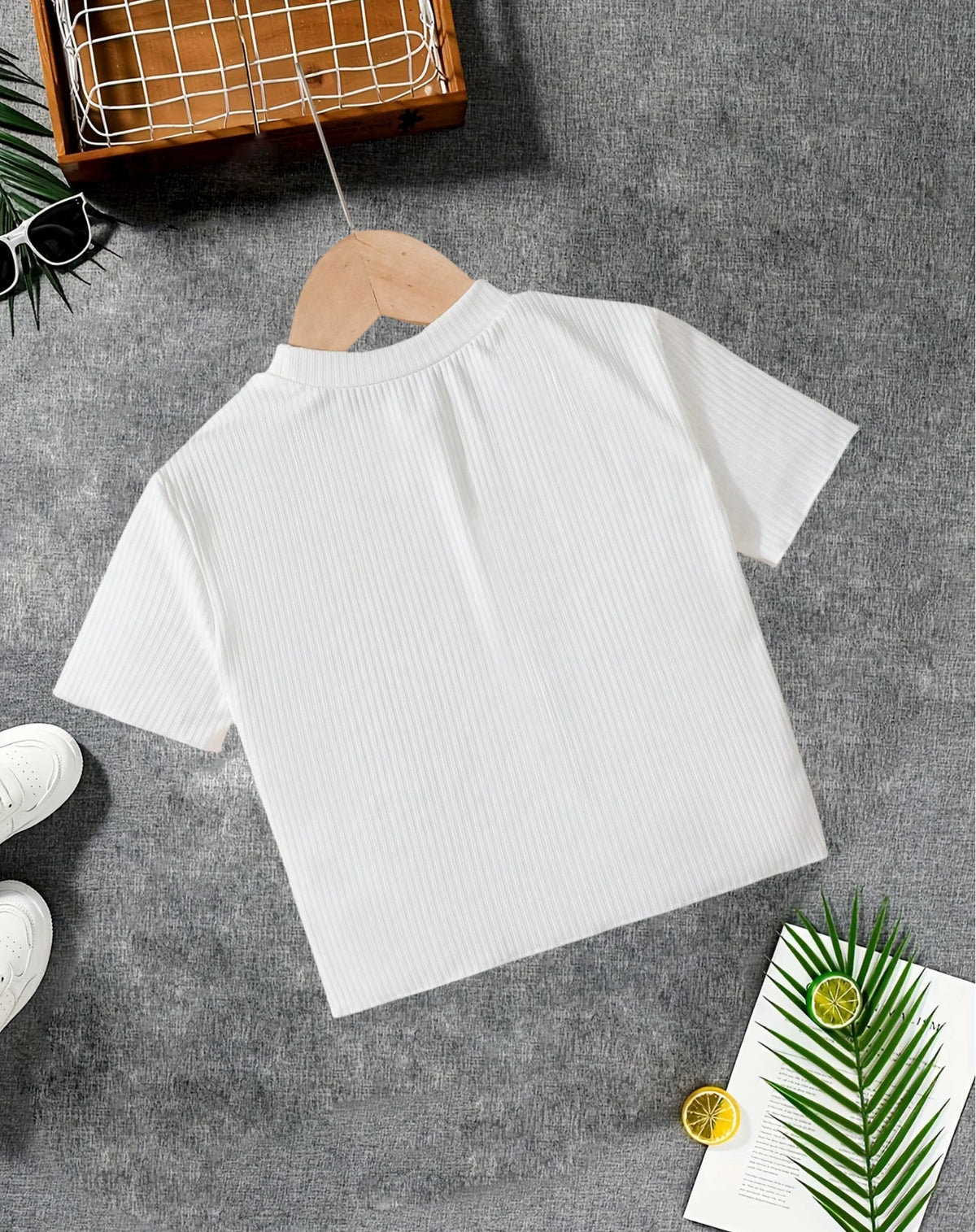 Girls' simple love pattern T-shirt: white rib knitted, comfortable and versatile style