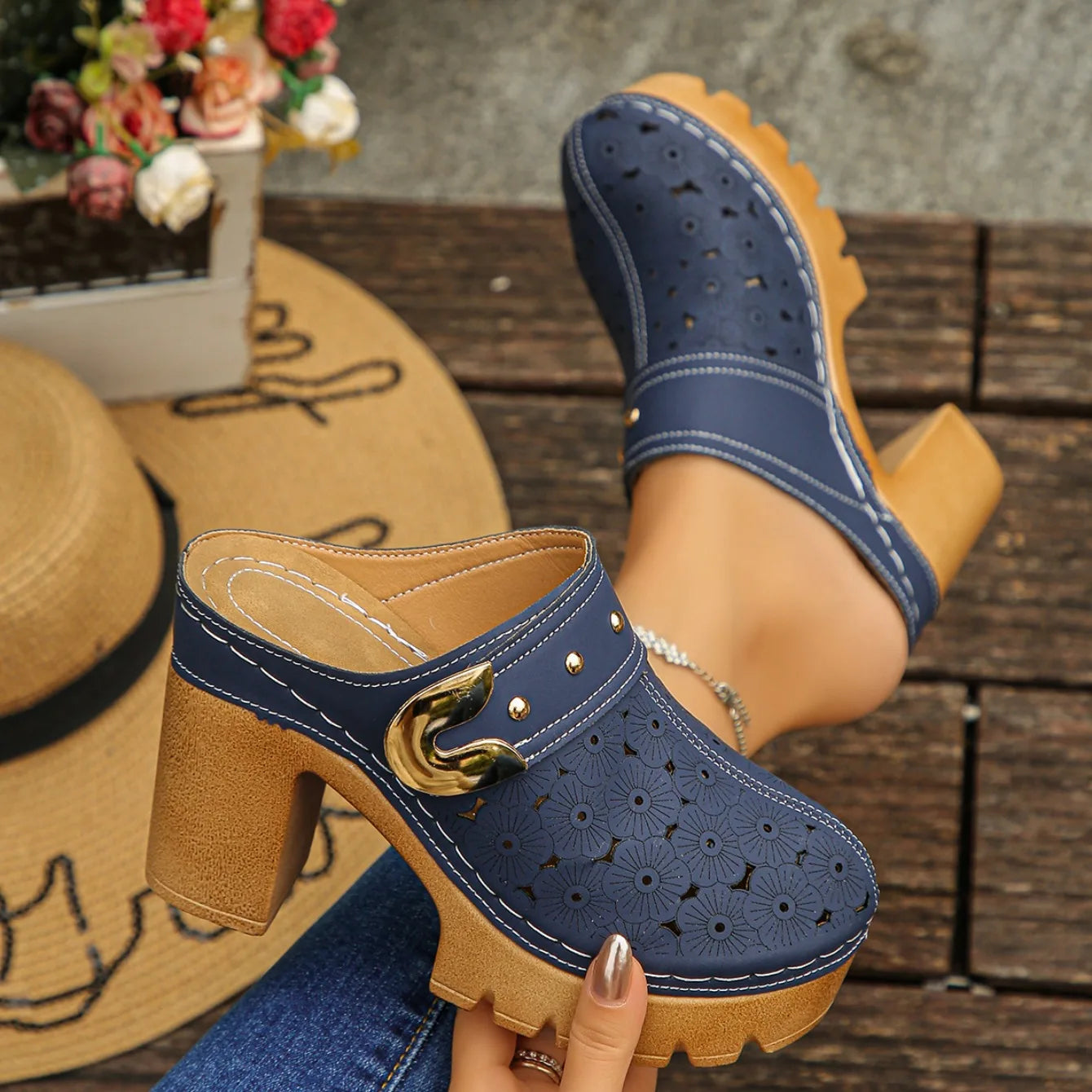 Women Slip-On Sandals 2025 Lightweight Closed Toe Shoes Women Summer Street Shoes Chunky Heel Mules with Flower Pattern Sandals