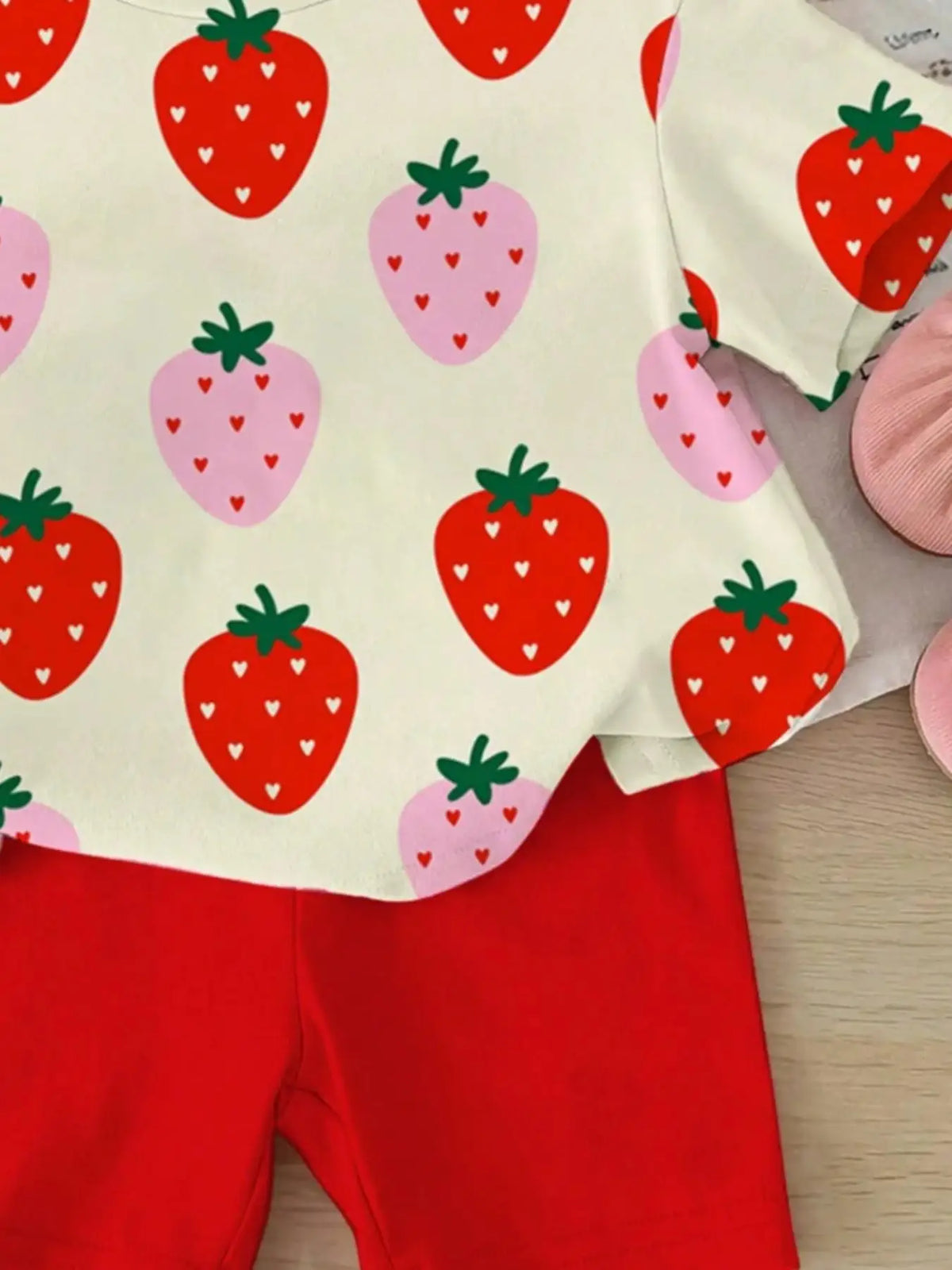 Girls' Summer Casual Outfit: Strawberry Print Short-Sleeve Top + Red Tight Leggings Two-Piece Set Suitable for Girls Aged 4-12, Versatile for Home and Outdoor Wear